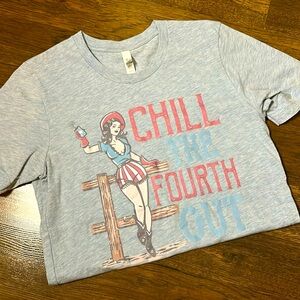 BOUTIQUE GRAPHIC TEE - Chill The Fourth Out‎